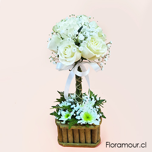 Topiario de rosas blancas en base de tronquitos naturales